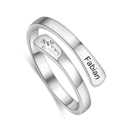 Anillo con nombre cruzado personalizado para mujer
