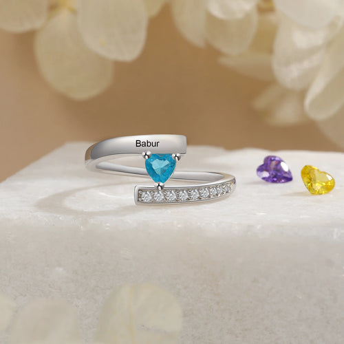 Anillo grabado personalizado de estilo minimalista con piedra natal de corazón