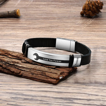 Load image into Gallery viewer, Pulsera de cuero PU negra con nombre grabado personalizado para hombre