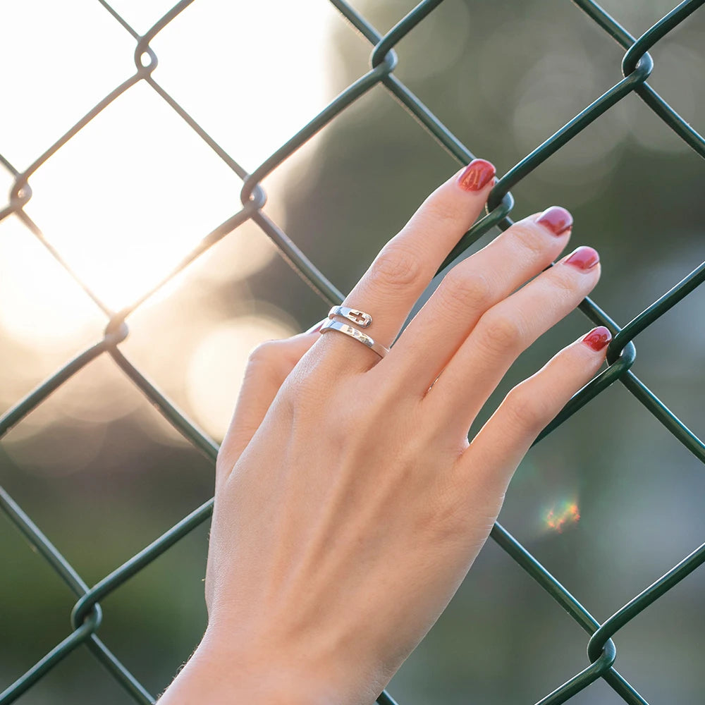 Anillo con nombre cruzado personalizado para mujer