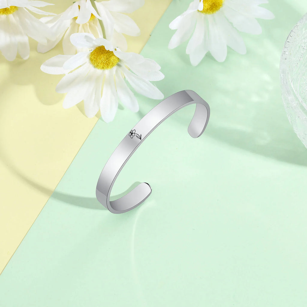 Brazalete con grabado personalizado de flores de nacimiento para mujer