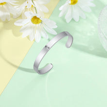 Cargar imagen en el visor de la galería, Brazalete con grabado personalizado de flores de nacimiento para mujer