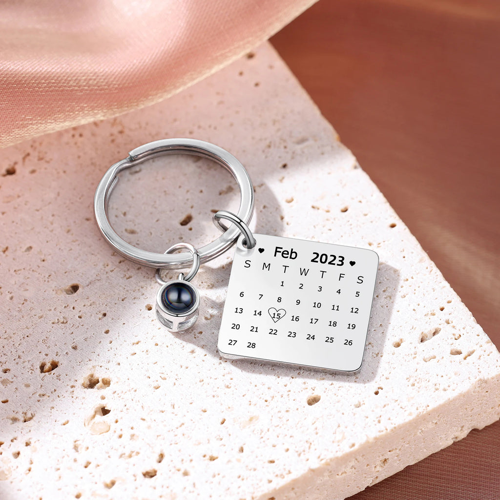 Llavero con calendario de fecha personalizado con corazón