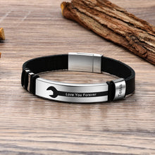 Load image into Gallery viewer, Pulsera de cuero PU negra con nombre grabado personalizado para hombre