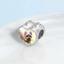 Load image into Gallery viewer, Cuentas de corazón con foto personalizada con Circonia cúbica, Charms de pata de mascota y Bon para pulsera, regalo de joyería personalizada (JewelOra AS101980)