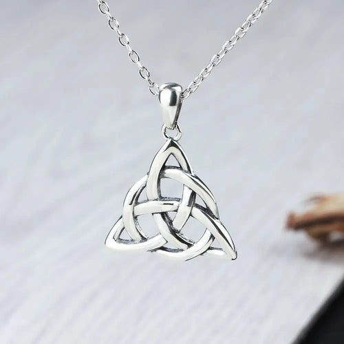 collar con colgante de nudo Triquetra para mujer