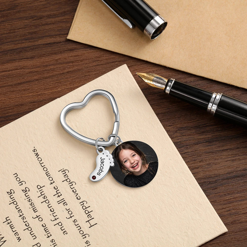 JewelOra-llavero personalizado de acero inoxidable con foto y calendario, grabado de nombre, pies de bebé, con piedra de nacimiento, regalos