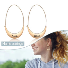 Load image into Gallery viewer, pendientes de aro con nombre grabado personalizado para mujer