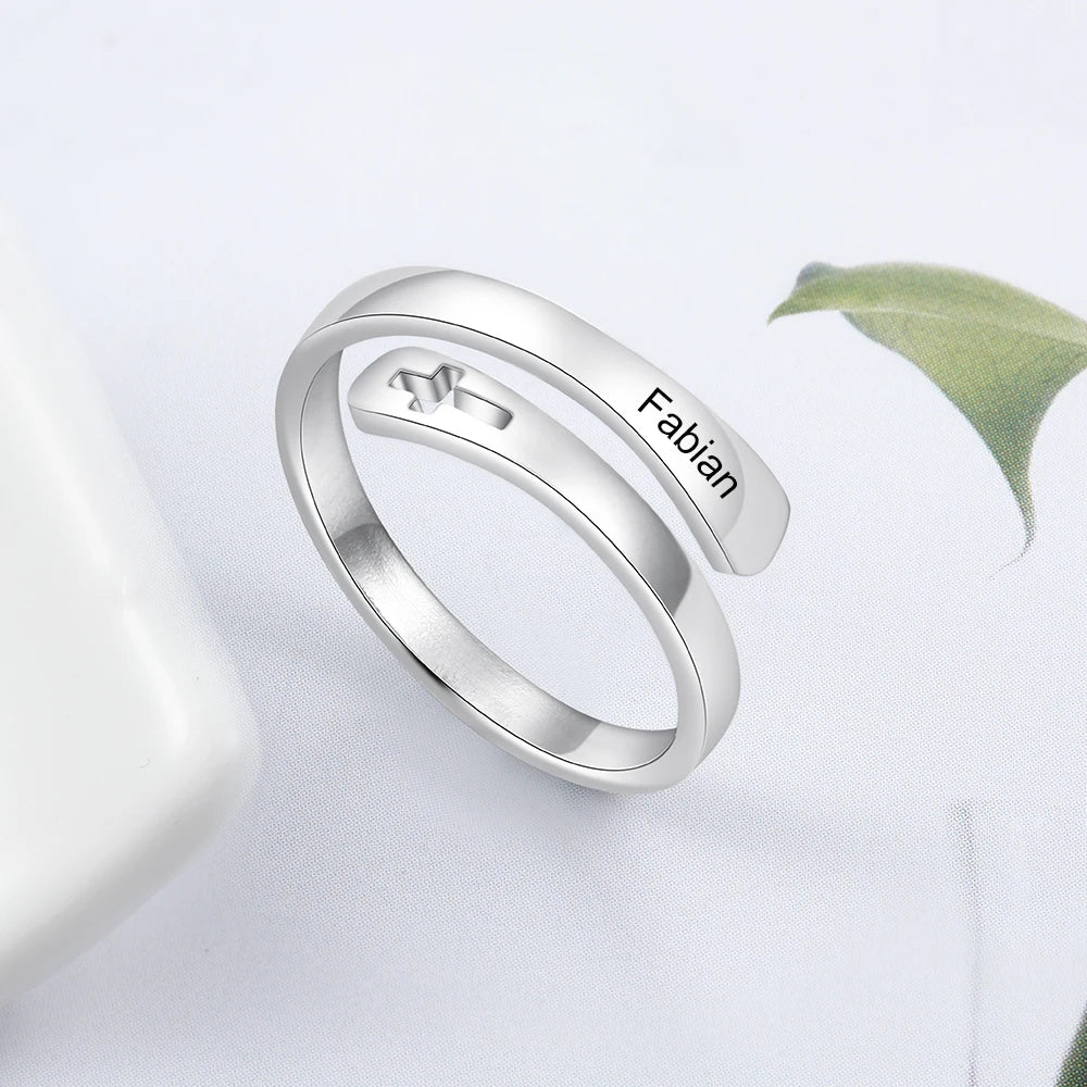 Anillo con nombre cruzado personalizado para mujer