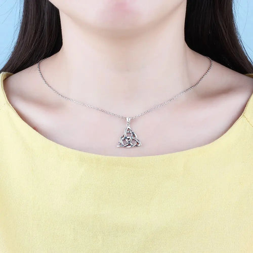 collar con colgante de nudo Triquetra para mujer