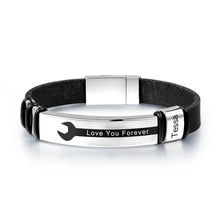 Load image into Gallery viewer, Pulsera de cuero PU negra con nombre grabado personalizado para hombre