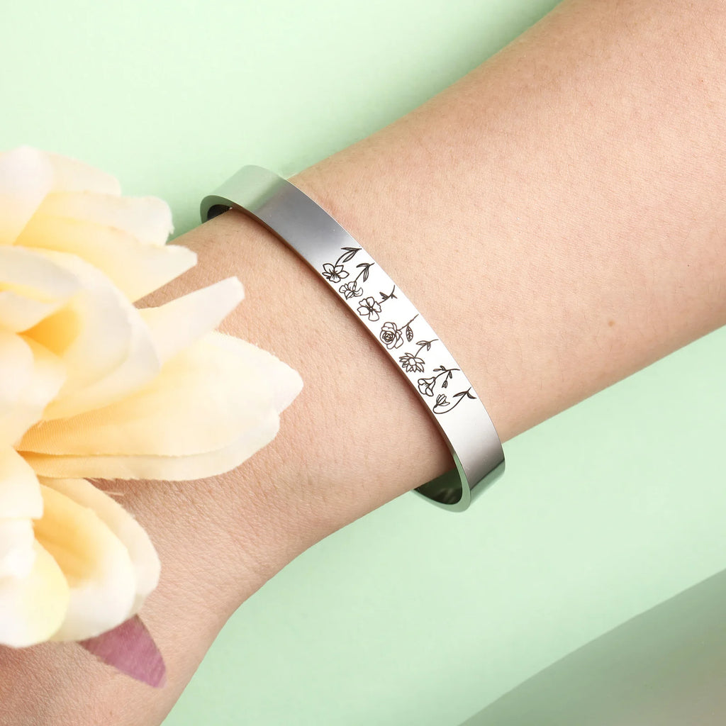 Brazalete con grabado personalizado de flores de nacimiento para mujer